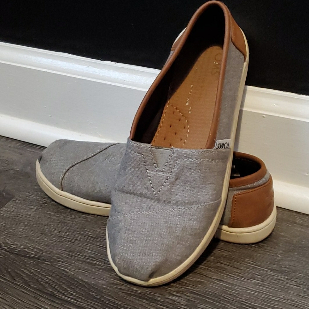 Grey & Tan Tom's Youth Size 2
